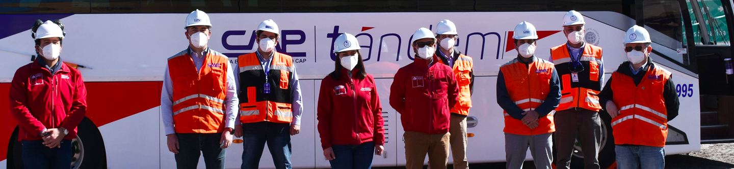 Trabajadores industriales con chalecos de seguridad