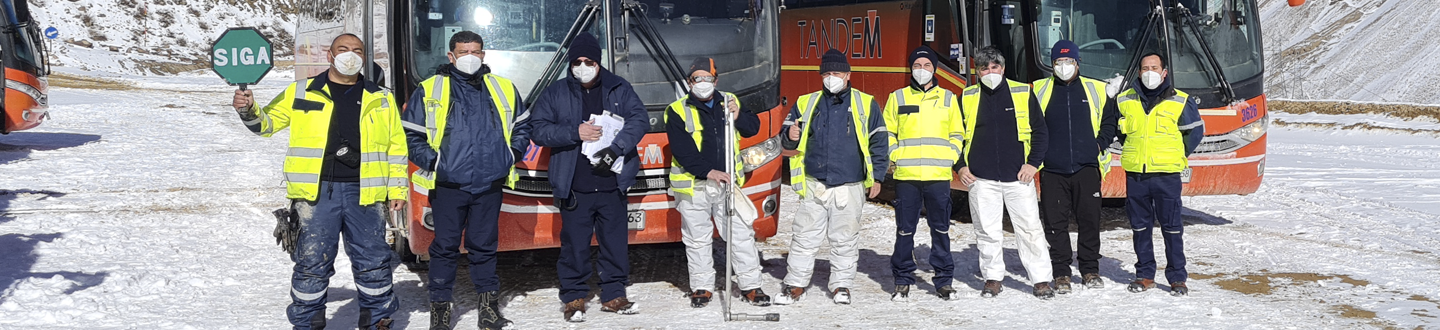 Trabajadores mineros con equipos de seguridad