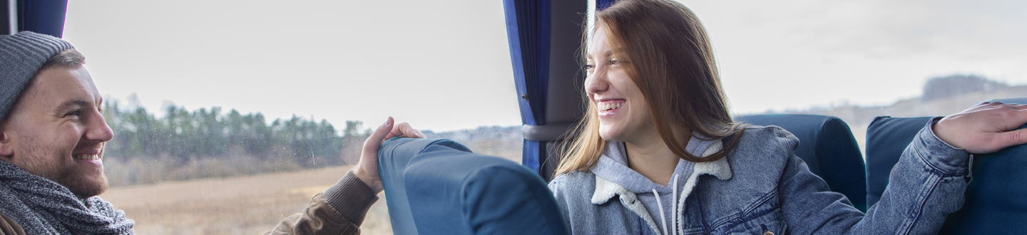 Pasajeros felices en bus cómodo